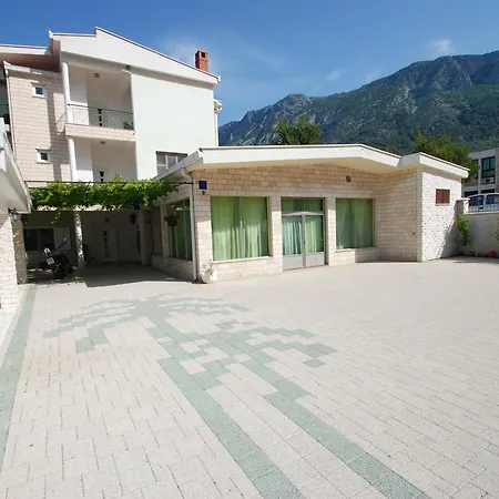 Gradac 15282c Apartment Gradac (Split-Dalmatia)